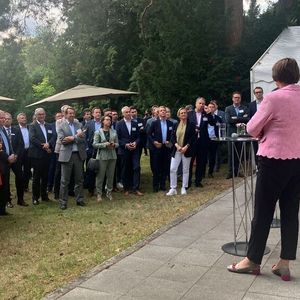 Rund 120 Gäste aus Poltik, Wirtschaft, Wissenschaft und der Automobilbranche kamen im Berliner Garten des VDIK zusammen.(Bild:  Doris S. Pfaff)