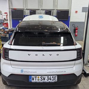 Unter der Marke Voltfix repariert Lüdemann & Sens Elektroautos aller Marken. Die Kunden kommen aus ganz Deutschland in den hohen Norden. (Bild: Rosenow – VCG)