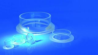 Die Sol-Gel-Technologie machts möglich: präzise Quarzglas-Flansche zum Einsatz im Glas-Rohrleitungsbau ohne aufwändige Heiß- und Kaltbearbeitungsverfahren herstellen.  (Bild: Silicaglas Ilmenau)