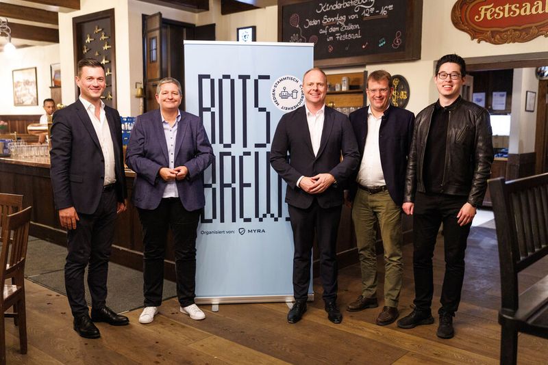 Gruppenbild mit Dame: (v. l.) Sascha Schumann, CEO von Myra, BSI-Präsidentin Claudia Plattner, Paul Kaffsack, Managing Director von Myra, Reinhard Brandl, Parlamentarischer Geschäftsführer der CSU im Bundestag, und Prof. Dr. Dennis-Kenji Kipker, Research Director am Cyberintelligence Institute. (Bild: Matthias Balk)