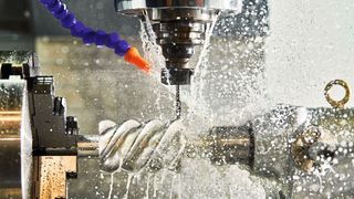 Kühlschmierstoffe sind unverzichtbar bei der Zerspanung. Sie verringern die Reibung zwischen Werkzeug und Werkstück und führen Wärme ab. (©Kadmy - stock.adobe.com)