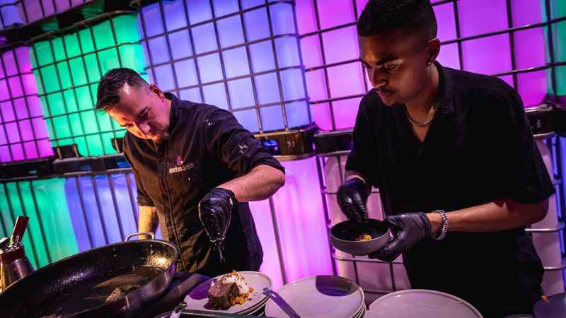 Nach der Preisverleihung startete die Branchenparty. Für leckeres Essen ... (Bild: Stefan Bausewein)