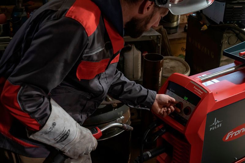 Die Prozesseigenschaften des Transsteel-Pulse-Systems von Fronius ermöglichen es dem Landwirt Andreas Hoffmann, dass er auch mit wenig Praxis sehr professionelle Ergebnisse erreichen kann. (Fronius)
