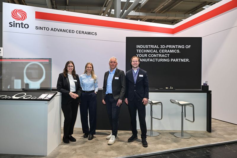 Das Team von Sinto Advanced Ceramics auf der Hannover Messe:  v.l.nr.: Sabine Tulachan (Marketing Managerin), Magdalena Haberstock (Supply Chain Managerin), Frohwald Heller (Head of Sales), Dr. Malte Hartmann (Head of Research and Development) (Bild: Sinto Advanced Ceramics Europe GmbH)
