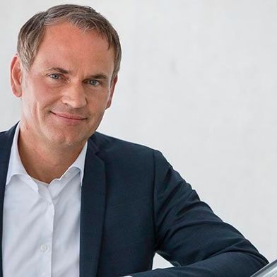 Volkswagen-Chef Oliver Blume freut sich über die Aktienentwicklung, durch die sich der Konzern von den deutschen Mitbewerbern derzeit abhebt. Damit das so bleibt, will er den eingeschlagenen Sparkurs weiter durchziehen, was aber auch für Kritik sorgt ... (Bild: Volkswagen)