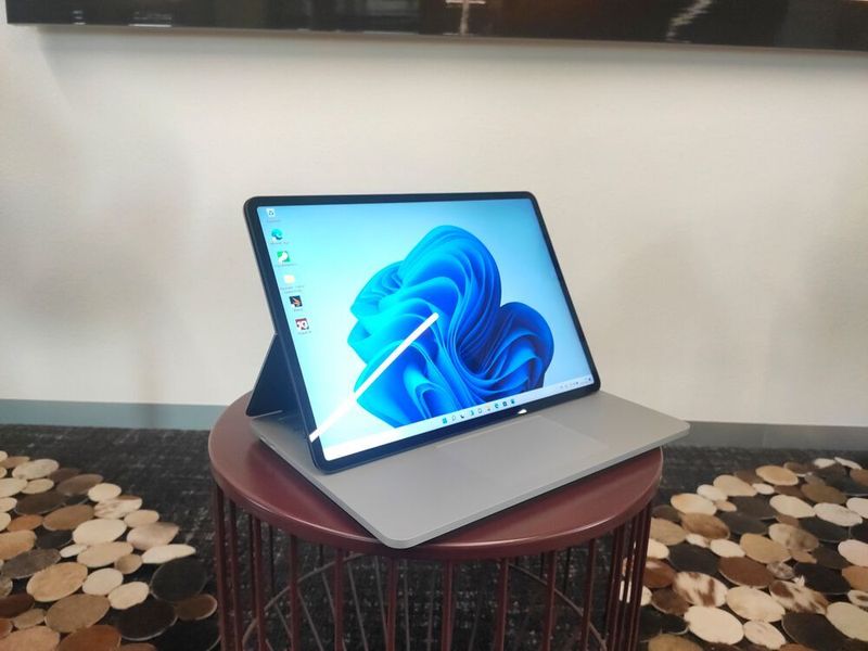 Mit dem raffinierten Doppelscharnier kann das Display für die Touchbedienung vor das Keyboard gerückt werden. Ein Magnet hält es in dieser Position fest.  (Vogel IT-Medien)