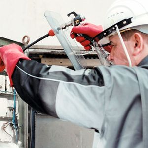 Um kostspielige Stillstände für notwendige Reinigungs- und Instandhaltungsprozesse an elektrischen Anlagen zu vermeiden, kann das Arbeiten unter Spannung eine Alternative sein. Dazu ist speziell geschultes Elektrofachpersonal eine Grundvoraussetzung.