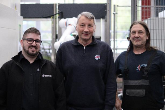 Erfolgreicher Einstieg in die Robotik (von links): Luciano Baumgart  (b-automated) sowie Maik Jeß und Christian Wiese (beide Nordspan). (Bild:  b-automated Luciano Baumgart)