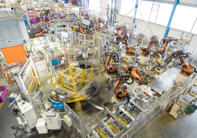 Insgesamt elf Roboter für die Front- und 21 Roboter für die Heckklappe werden in der X1-Anlage eingesetzt. (Läpple Automotive/www.groemminger.net)