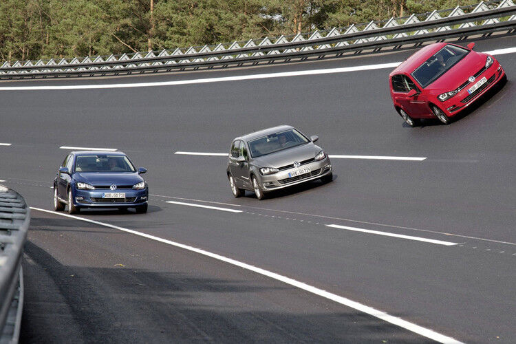 Allein die Schnellfahrbahn im weiten Oval ist 21 Kilometer lang und erlaubt mit ihren überhöhten Kurven seitenkraftfreies Fahren bis 200 km/h. (Foto: VW)