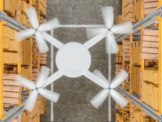 Drohne im Lager: Es wird zwischen autonomen, sogenannten „Follow-me“- und manuell betriebenen Fluggeräten unterschieden. Drohne im Lager: Es wird zwischen autonomen, sogenannten „Follow-me“- und manuell betriebenen Fluggeräten unterschieden.