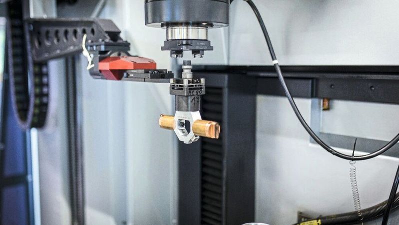 Automatic electrode feeding: Together with Sodick and Erowa, the Robot Compact 80 (ERC80) was integrated — including connection to the Zeiss measuring machine and chip-based job management.(Source:  d)