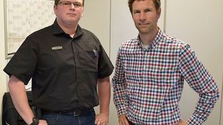 Dennis Strohmeyer (links) ist bei Jan Christoph Weitkamp der Mann für „Me“. (Rosenow/»kfz-betrieb«)