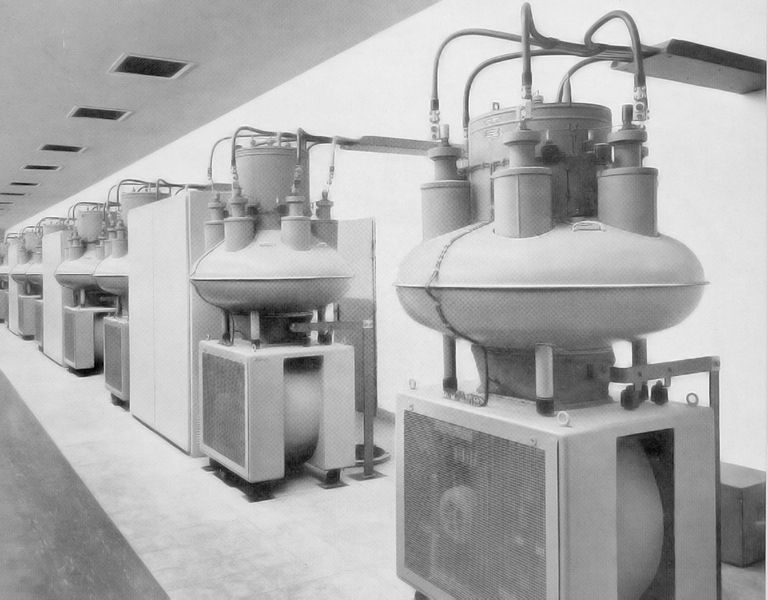 1920: Produktion des ersten Quecksilberdampfstromrichters. (Bild: ABB)