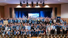 Die Kfz-Innung Sachsen West/Chemnitz feierte gemeinsam mit der Handwerkskammer Chemnitz am 12. März ihre traditionelle Gesellenfreisprechung. Im Haus des Kfz-Gewerbes in Dresden erhielten 200 Gesellen und 20 Gesellinnen im Kfz-Handwerk sowie 13 Karosserie- und Fahrzeugbaumechaniker ihre Gesellenbriefe und wurden durch den Obermeister Michael Schneider freigesprochen. An der Festveranstaltung nahmen mehr als 600 Gäste teil. Durch das Programm führt Innungsgeschäftsführer Uwe Schmidt.  (Bild: Kfz-Innung Sachsen West/Chemnitz)