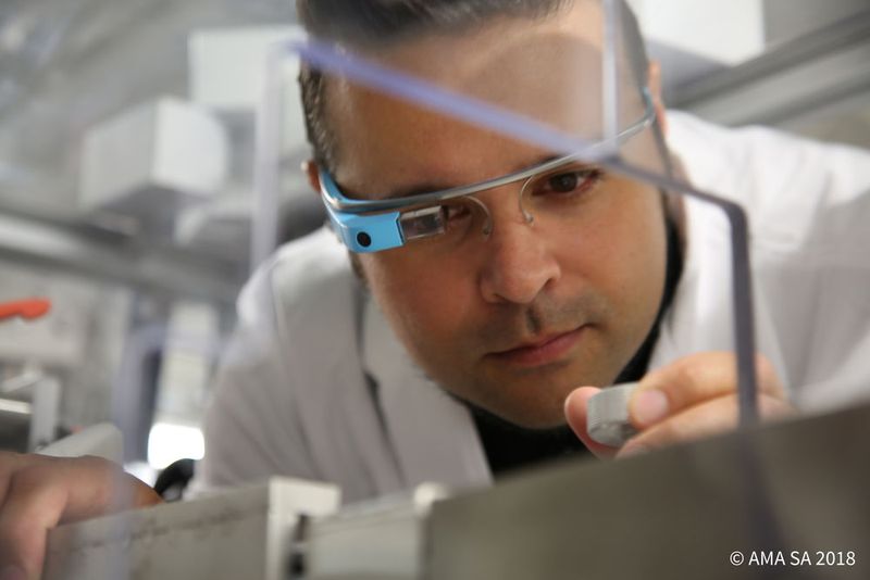 Ein wichtiges Einsatzgebiet von Datenbrillen ist die Unterstützung von Werkern und Servicekräften in der Industrie. (Bild: XpertEye)