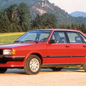 Im April 1978 löst die Fünfzylinder-Vergaser-Version mit 85 kW (115 PS) den Zweiliter-Vierzylinder-Basismotor des Audi 100 (C2) ab. Das neue 1,9-Liter-Aggregat fördert die maximale Leistung bei 5.400 Umdrehungen zutage und stemmt 154 Newtonmeter Drehmoment bei 3.700 Touren auf die Kurbelwelle. Der Motor kommt im Audi 100 5 (C2), im Audi 80 CD (B2), im Audi Coupé GT 5S (B2) sowie im Audi 100 (C3) zum Einsatz.   (Bild:  Audi)