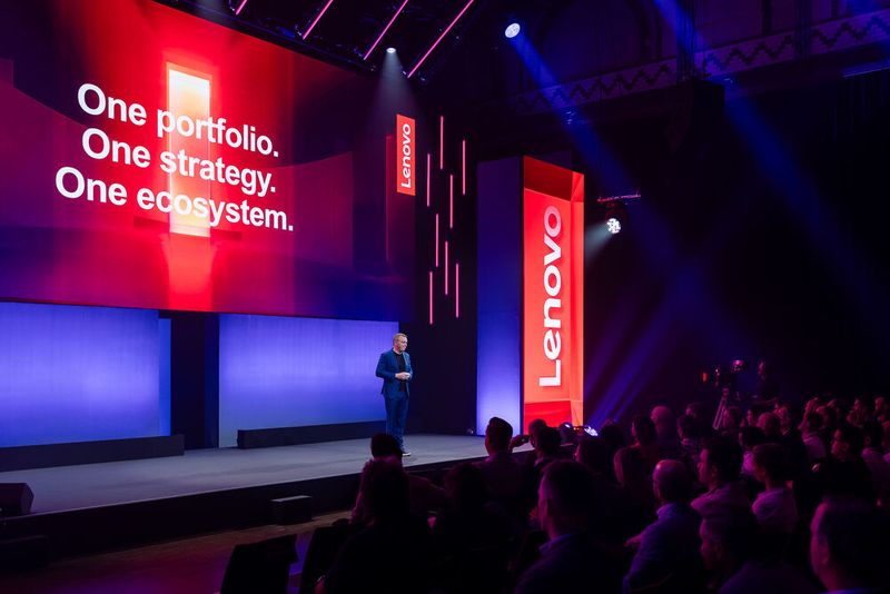 Michael Neuhold, Head of Channel Germany & Austria bei Lenovo, begrüßt die Gäste beim Lenovo Tech World Kickoff 2026 in Berlin. (Bild: Michael Schwettmann)