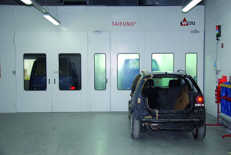 Kurze Wege: Parallel zur Taifuno-Lackierkabine ist die Trockenkabine (mit direkter Verschiebemöglichkeit) angeordnet. An diese schließt der Finishraum an. Das spart nicht nur Zeit, sondern auch jede Menge Energie.  (Foto: Dominsky)