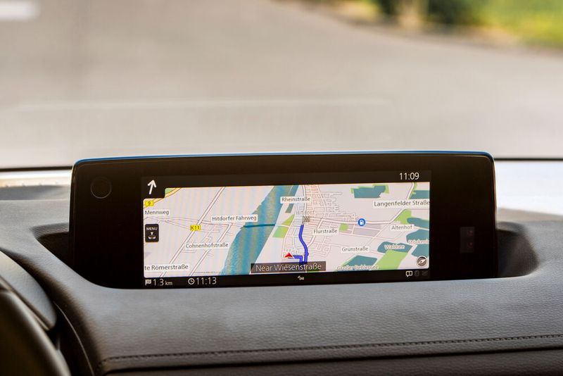 Zusätzlich gibt es mittig auf dem Armaturenbrett ein Farbdisplay für das Infotainmentsystem. (Bild: Mazda)