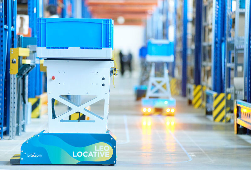 Einfacher und sicherer Behältertransport durch Lager- und Produktionshallen: „LEO Locative“ fährt auch mit dezentraler Zielsteuerung. (Bito)