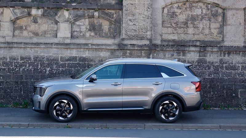 Trutzburg: Der Sorento ist das Fullsize-SUV von Kia und mit 4,81 Metern trotzdem kürzer als manche aktuelle Mittelklasselimousine. (Bild: Rosenow – VCG)