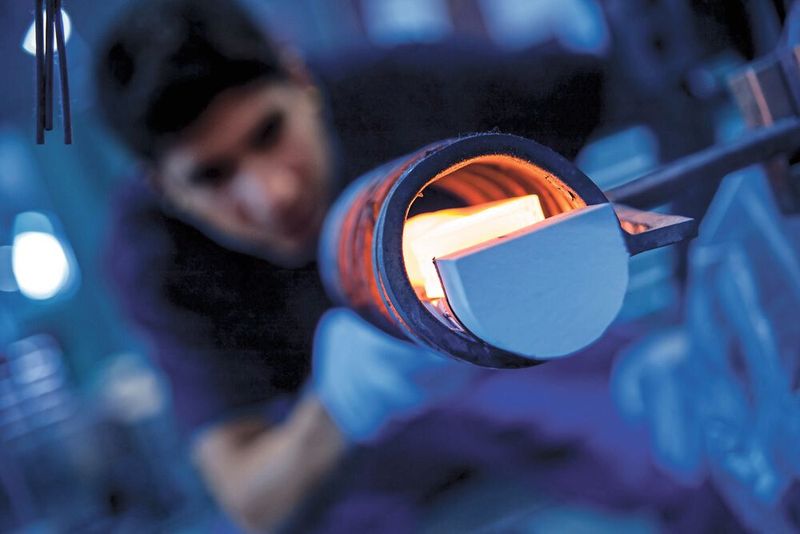 Trempe par induction, un champ magnétique alternatif induit du courant électrique dans la pièce et provoque une rapide élévation de la température de sa surface.  (Source : Gerster)