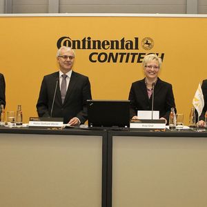Heiko Eymer, Geschäftsbereichsleiter Elastomer Coatings; Heinz-Gerhard Wente, Vorstand ContiTech AG; Anja Graf, Leiterin Kommunikation und Dr. Dirk Leiß, Geschäftsbereichsleiter Benecke-Kaliko Group. 