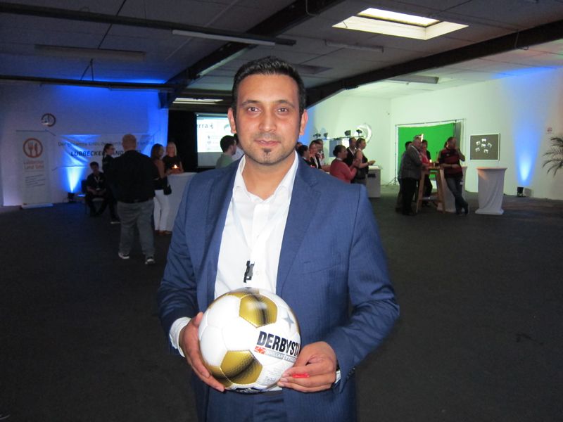 Jari Sabir, Samsung, kann jetzt selbst eine Runde Kicken.          (Bild: IT-BUSINESS)