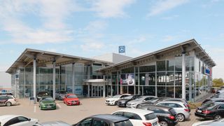 Die 15 ehemaligen Daimler-Niederlassungen firmieren als Stern Auto (im Foto der Betrieb in Wernigerode). Die drei Russ-&-Janot-Betriebe  haben ihren Namen behalten. (Martin Klindtworth)