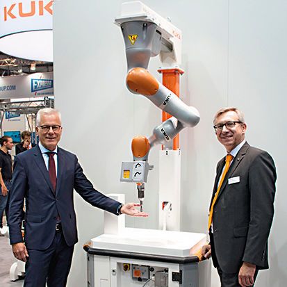 Die Vorentwicklung zur Werkzeugspitzenabsicherung eines Kuka LBR iiwa wurde erstmalig auf der Motek 2016 am Kuka-Stand präsentiert. Thomas L. Zawalski (Geschäftsführung Mayser) und Henning Borkeloh (Bereichsleiter Kuka Systems) zeigten persönlich, wie viel Vertrauen sie in die eigene Technik haben. (Mayser)