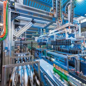 Aus Aluminium-Schwerlastprofilen und Linearachsen vom Typ RK Duoline 160 Z konstruierte RK Rose+Krieger zwei leistungsstarke Handlingportale für eine Leergutsortieranlage.(Bild:  RK Rose+Krieger)