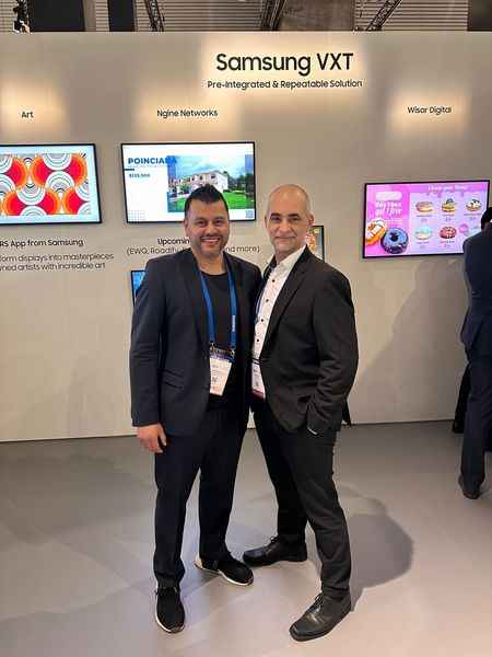 Amit Chatterjee und Steven Pollok (Samsung) stellen ihr Messe Highlight VXT vor. (Bild: Vogel IT-Medien GmbH)