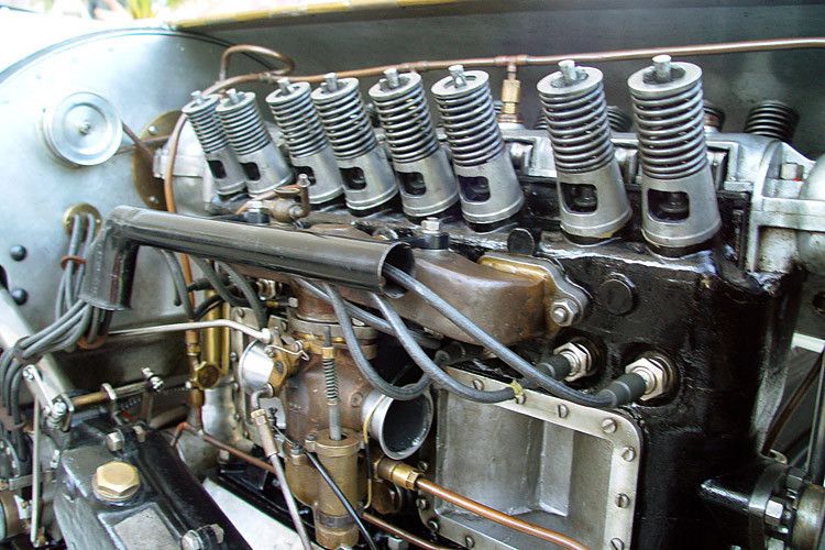 Ein Blick in den Motorraum des Rennwagens. Das 