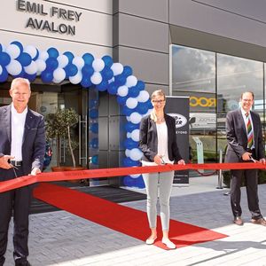 Große Neueröffnung im kleinen Kreis: (v. li.) Bernhard Linnenschmidt, Geschäftsführer Einzelhandel und Mitglied der Geschäftsleitung Emil Frey Deutschland, Oberbürgermeisterin Katrin Albsteiger, Jan Kaas van der Stelt, Geschäftsführer von Jaguar Land Rover Deutschland, und Standortleiter Andreas Dobbert. (Bild:  Emil Frey)