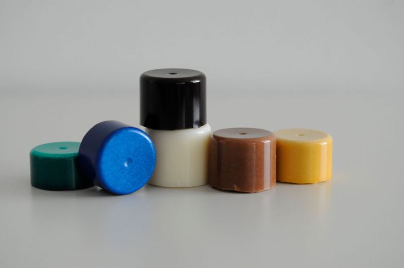 Im Projekt haben Forscherinnen und Forscher Proben aus Kunststoff hergestellt, der auf Tallöl basiert, und dabei verschiedene Härter getestet. (Frunhofer IMWS)