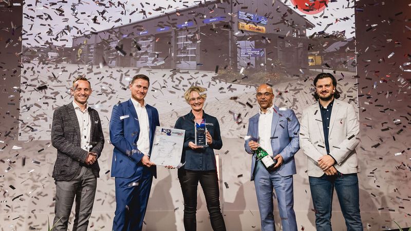 Aufgelöst wurde aber erst am Ende der Veranstaltung: Der Autodienst Schmudlach stand dann im Konfettiregen.  (Bild: Stefan Bausewein)