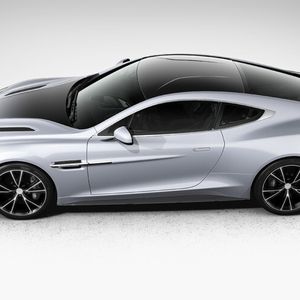 Zu den exklusiven Geburtstagszugaben zählen unter anderem eine besonders aufwendige Lackierung in Silber, das Aston-Martin-Logo mit Flügeln aus Sterling Silber sowie natürliches Softleder mit Nähten aus Silbergarn.