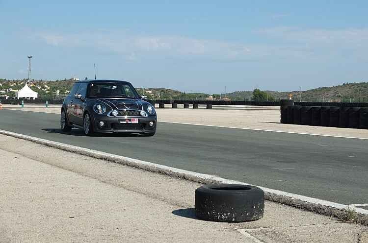 Um die sportlichen Qualitäten des Rainsport 3 zu betonen, durften die Tester ihn auf einem Mini Cooper ausprobieren. (Foto: Rosenow)