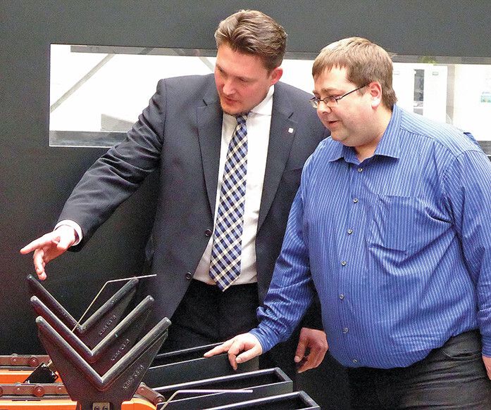 Dipl.-Wirtsch.-Ing. Sascha Fritze (l.), Verkaufsleiter Lasermaschinen bei der Yamazaki Mazak Deutschland GmbH und Ansprechpartner für Leiße, erarbeitet mit Stefan Leiße den Einsatz und die Optimierungsmöglichkeiten der Laserzuschnittanlage. (Bild: Kuhn)