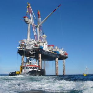 Bau einer WEA auf offener See.