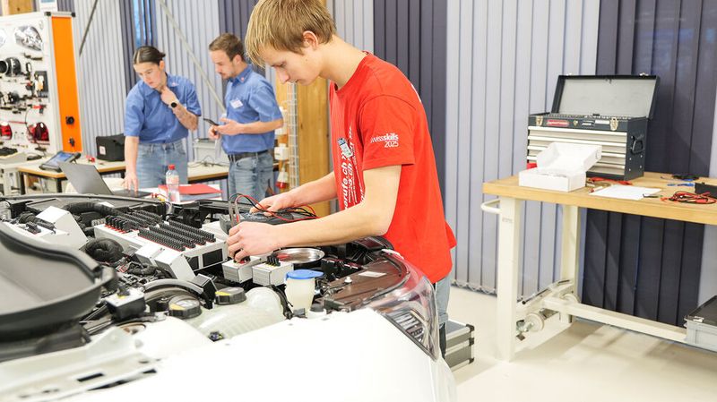 Der vierte Schweizer Teilnehmer, Lukas Portner, sucht hier nach einem Fehler im Kühlsystem eines Volvo XC40. Die Motortemperatur wurde bei hoher Last zu hoch. (Bild: Schmidt - VCG)