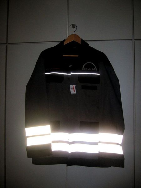 Bild 4: Jacke (a) und  Hose (b) mit Hitze- und Flammschutz nach EN 11612, antistatisch gemäß EN 1149, sowie Schweißerschutzeignung nach EN 11611 für gelegentliche Schweißerarbeiten oder verwandte Verfahren.  (Bild: sontex)