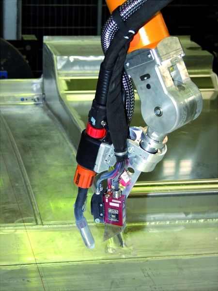 Lasersensorik und Kamera am Brenner sorgen für eine optimale Nahterkennung und -verfolgung und somit für saubere Schweißergebnisse. (Archiv: Vogel Business Media)