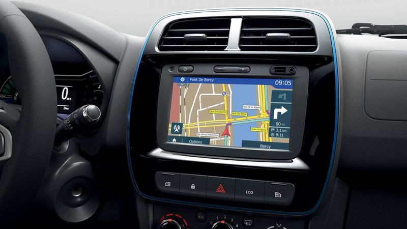 7. Der Touchscreen: ... mutet ein bisschen an wie der Gameboy Color aus den Neunzigern. Dafür ist das Multimediasystem reaktionsschnell. Direkt unter dem Display sind übrigens die Fensterheber – da mussten wir ein bisschen suchen. (Bild: Dacia)