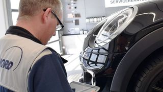 Gutachten anstatt Kostenvoranschläge beugen möglichen Kürzungen durch Versicherungen vor. Bei Helming & Sohn bindet man konsequent Sachverständige und Rechtsanwälte über das TÜV-Nord-Schadenportal ein.  (Bild: »kfz-betrieb«/Schweitzer)