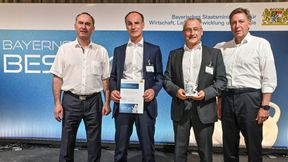 Bayerns Wirtschaftsminister Hubert Aiwanger (l.) und Juror Prof. Dr. Thomas Edenhofer (r.) bei der Preisverleihung an Frank Klinkhammer (2.v.l.) und Hagen Schumann, Geschäftsführer der Klinkhammer Intralogistics GmbH. (Bild: Fotostudio SX Heuser)