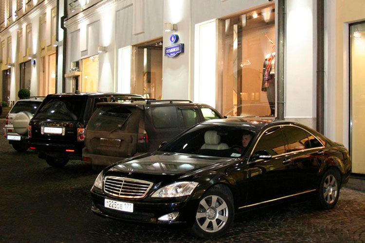 Die Oberschicht präsentiert hier gerne ihre Luxuskarossen neben den verdreckten Autos der Ottonormalverbraucher. (Foto: press-inform)