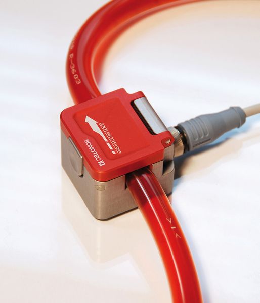 Ultraschallsensoren wie der Sonoflow CO.55 sorgen in medizintechnischenProzessen für eine korrekte Dosierung und Fließgeschwindigkeit. (Bild: Sonotec)