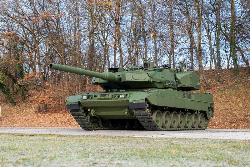 Difender armored steels customized in thickness, width and length make a decisive contribution to safety as floor and roof plates for wheeled and tracked military tanks. The picture shows the Leopard 2 A8 main battle tank. (Source: KNDS)